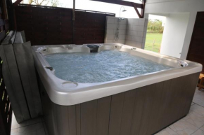 Отель Joli bungalow avec jacuzzi chez Roberto  Пети-Каналь